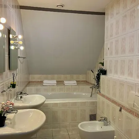 Comfortable 3 Bedroom Apartment In The Heart Of Prague Exterior photo