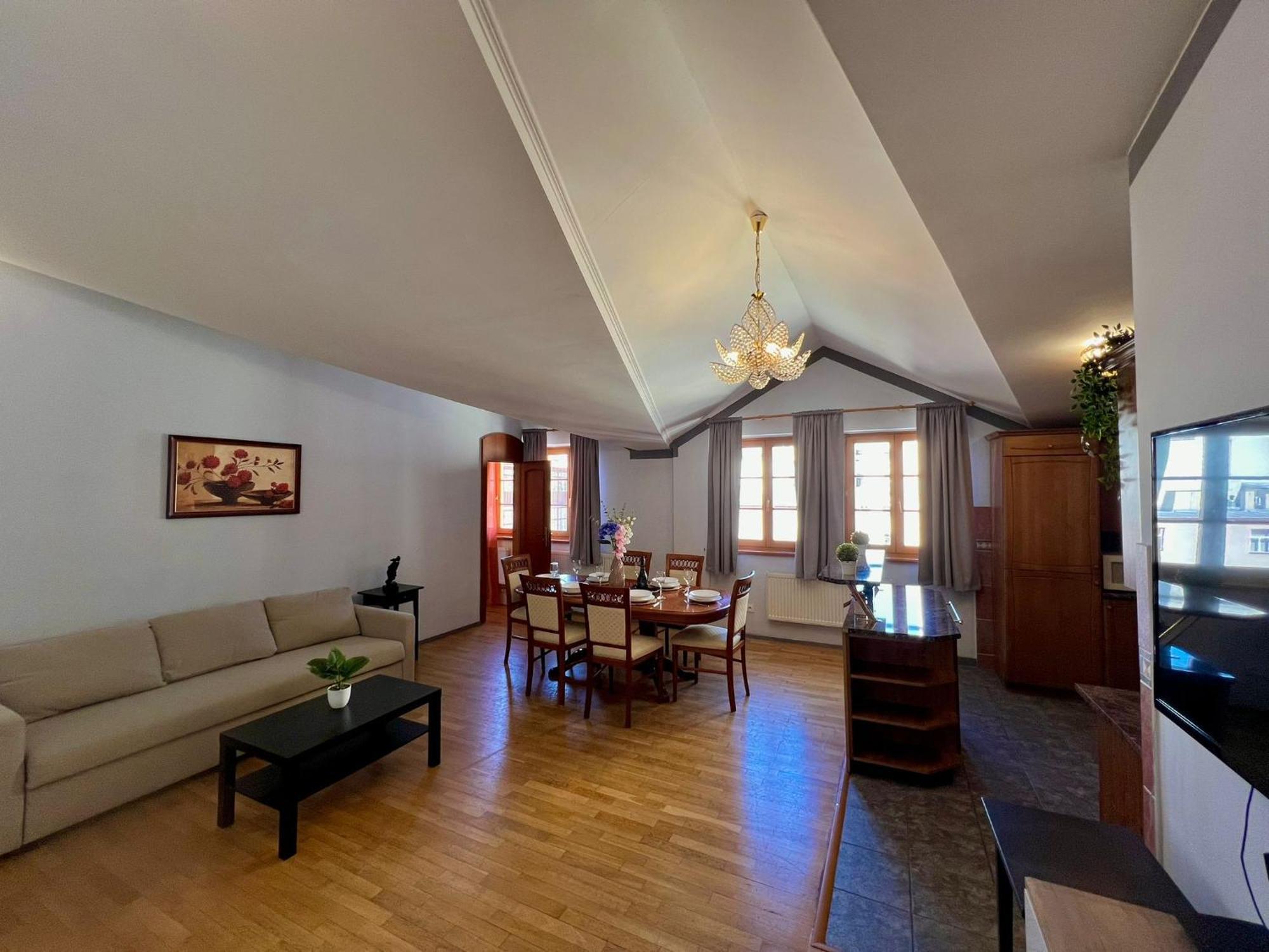 Comfortable 3 Bedroom In The Heart Of Apartment *