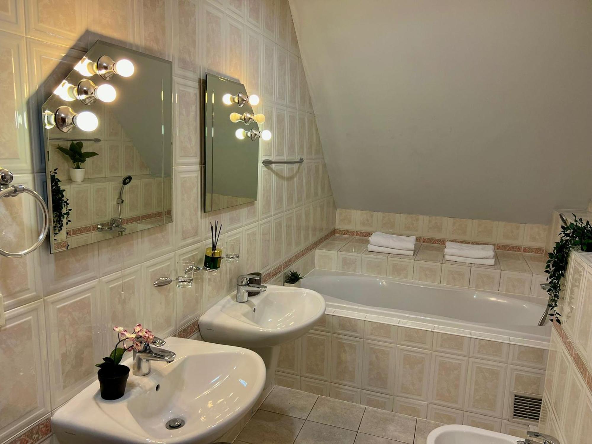 Comfortable 3 Bedroom In The Heart Of Apartment *